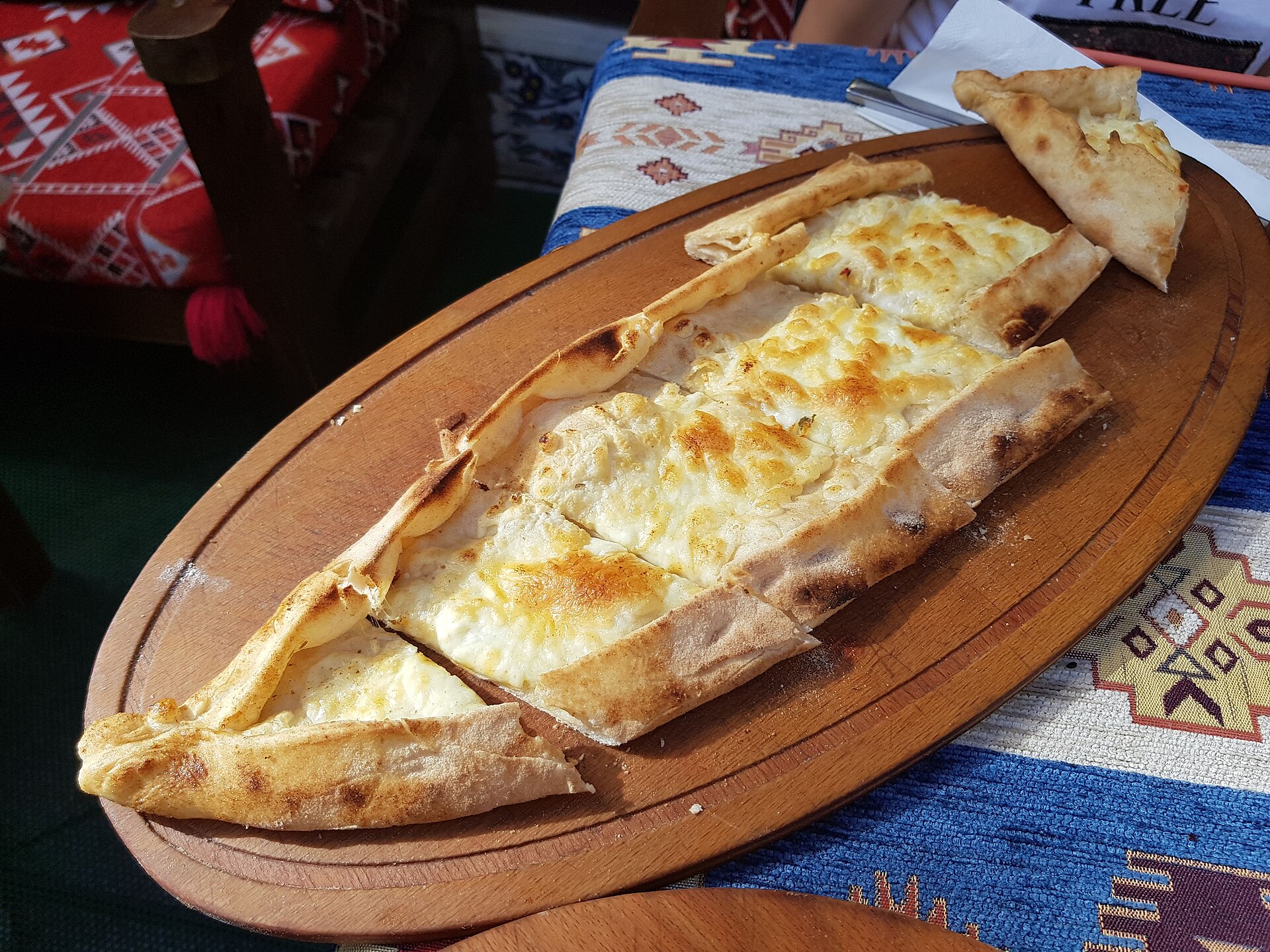 Tahta üzerinde kaşarlı pide